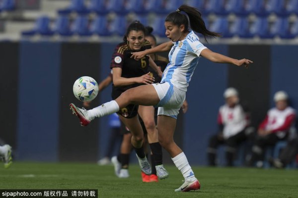 巴西4-1大胜巴拉圭! 皇马新星Yasmim定位球双响封神