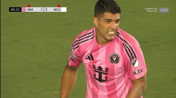 真老了😢苏亚雷斯扣球把自己晃倒在地，起身戴上痛苦面具