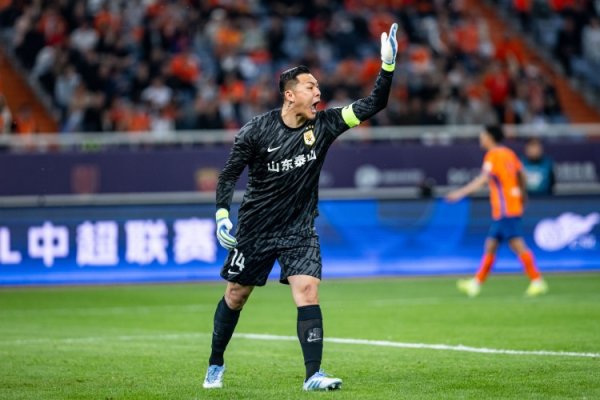 领队  袖标意义重大！泰山队赛后一天，球迷持续声讨王大雷