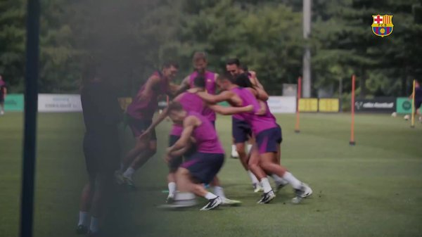 巴萨社媒晒球队练习  花絮：满满的努力，还有更多的笑容！