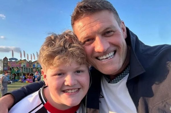 英媒：一对格林斯比死忠球迷父子更改度假计划去看球队与曼职业联赛  事