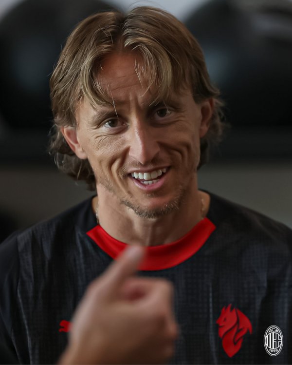 米兰官推晒照莫德里奇：中场球员指挥官前来报道🫡