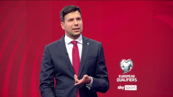 太坑了🕳️世欧预奥地利主场作战  草皮惊现一脚宽大洞 中止  6分钟填坑