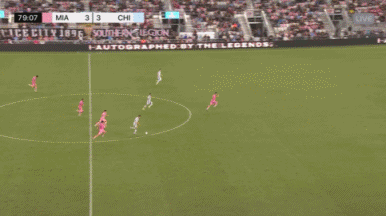 漏得干净！芝加哥底线传高球横穿小危险区域  雷诺兹打空门，迈阿密又追赶