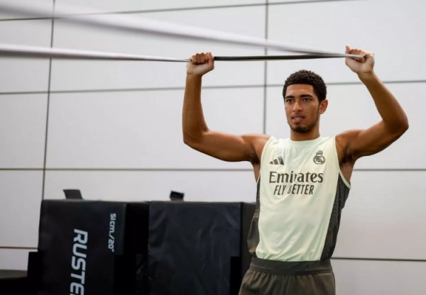 皇马官方晒练习  图，贝林厄姆在健身运动练习      房继续复健    进程