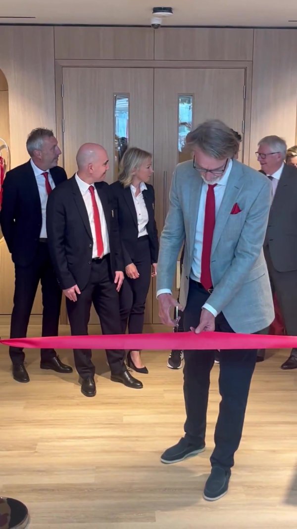 曼联卡灵顿练习  基地翻新后今日正式启用，拉特克利夫爵士剪彩