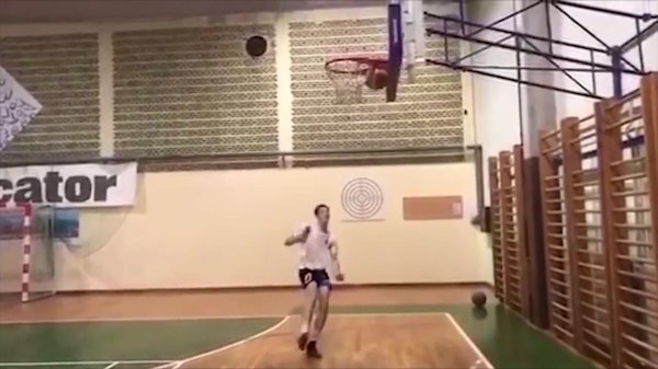 恐怖弹跳🤯塞斯科14岁用脚踢3米高篮球框  ，被红牛直接相中签下