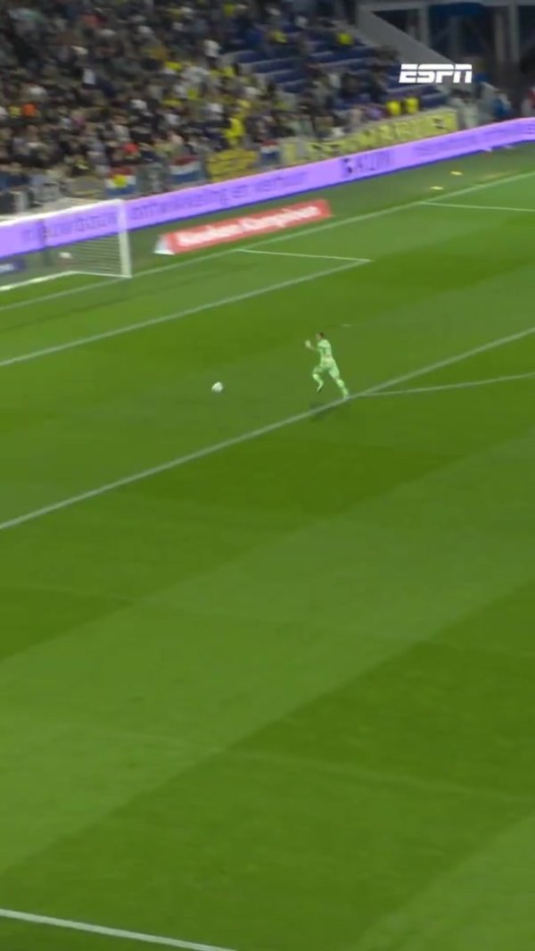 活久见🤣荷乙球员打入39米超远乌龙，守门员疯狂回追无力回天😩