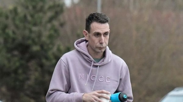 承认制作儿童不雅视频后，前英超名哨库特被指控试图引诱男裁判