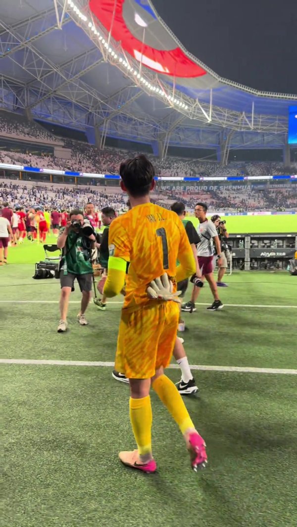 火药味还在延续！德赛事  后武磊遭遇骂声，掏出手机拍下这一幕