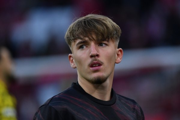 记者：拜仁对小将卡尔保持谨慎，不愿他陷入是否参加世界杯的争论