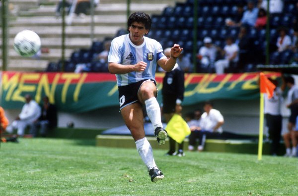 阿媒：马拉多纳16岁已经首次穿国家队10号，马斯坦托诺并未破记录