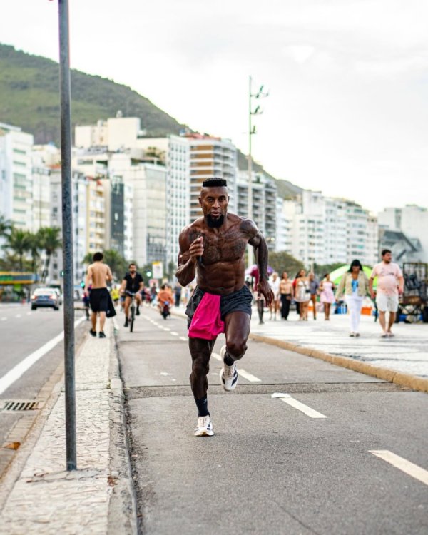 这是51岁？泽-罗伯托晒缓步  照身材炸裂，腹肌如同刀刻斧凿！