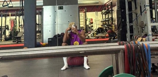 世体: 亚马尔晒在健身运动练习      房复健    的照片, 为对阵巴黎的赛事  做准备