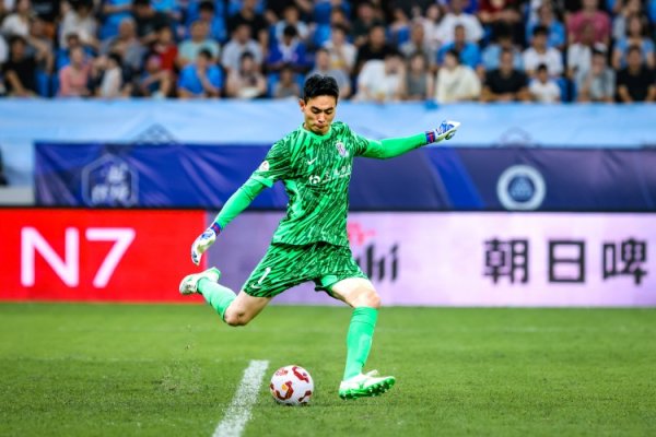 记者：申花最短的短板的确是守门员，主指导教练员如果持续整活可能是他