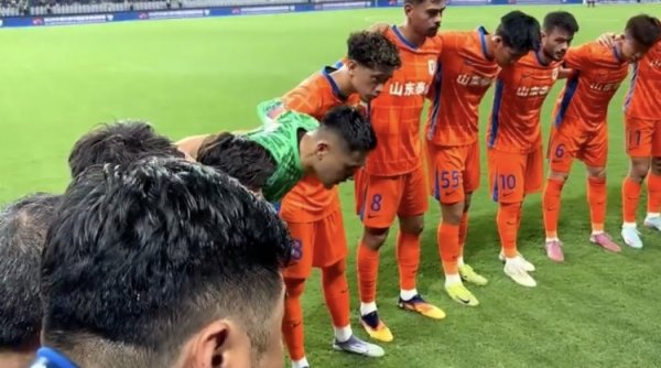 王大雷战申花前围圈鼓舞全队：拿出上一场赛事  的斗志来，一起助威