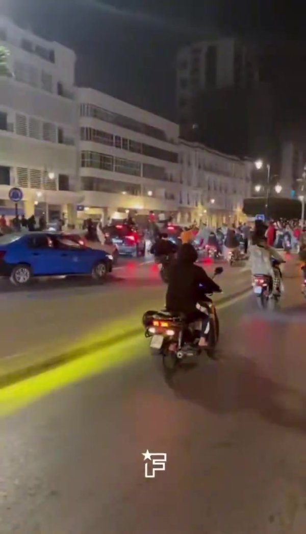 纯粹！摩洛哥首都拉巴特，凌晨3点人潮涌动庆祝世青赛夺魁  🏍️