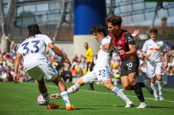 跟队记者：周一对阵巴里赛事  前，米兰将在主场作战  为新援安排亮相仪式