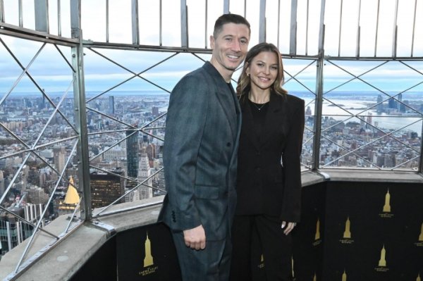 【小吧社交秀】女神PK！瓦尔加黑丝诱惑，胡梅尔斯女友秀绝美身材