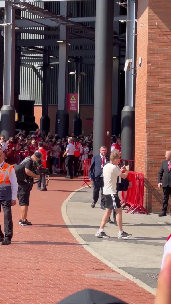 枪魔大战在即！曼联新援塞斯科抵达老特拉福德，现场球迷剧烈    呐喊